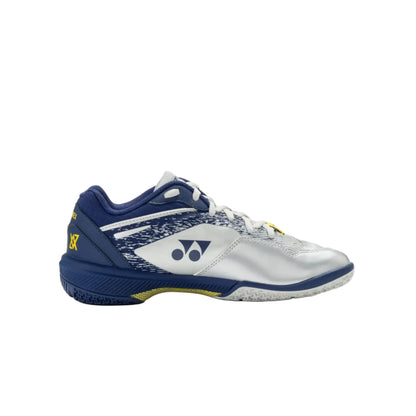 Yonex Power Cushion SHB 65Z 4 Indoor Femme - Collection Viktor Axelsen - Argent/Bleu marine