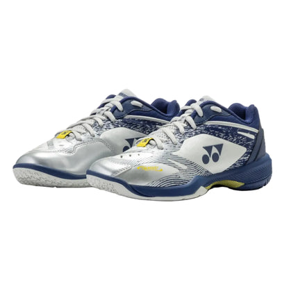 Yonex Power Cushion SHB 65Z 4 Indoor Femme - Collection Viktor Axelsen - Argent/Bleu marine