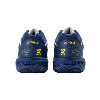 Yonex Power Cushion SHB 65Z 4 Indoor Femme - Collection Viktor Axelsen - Argent/Bleu marine