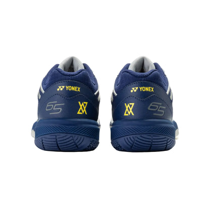 Yonex Power Cushion SHB 65Z 4 Indoor Homme - Collection Viktor Axelsen - Argent/Bleu marine
