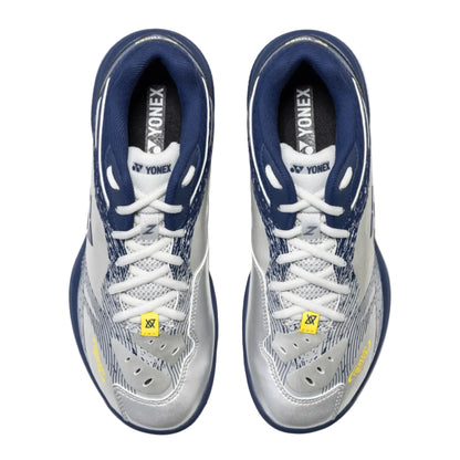 Yonex Power Cushion SHB 65Z 4 Indoor Homme - Collection Viktor Axelsen - Argent/Bleu marine